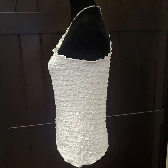 DIVIDED White Textured One-Shoulder Top. Size Large - Picture 4 of 8